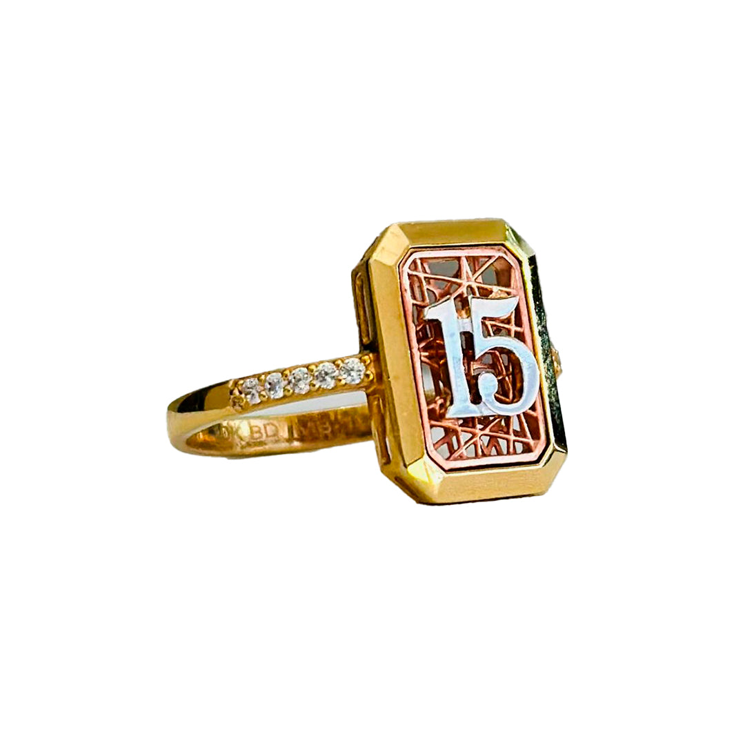 ANILLO CON PLACA XV DE TRED OROS DE 10K