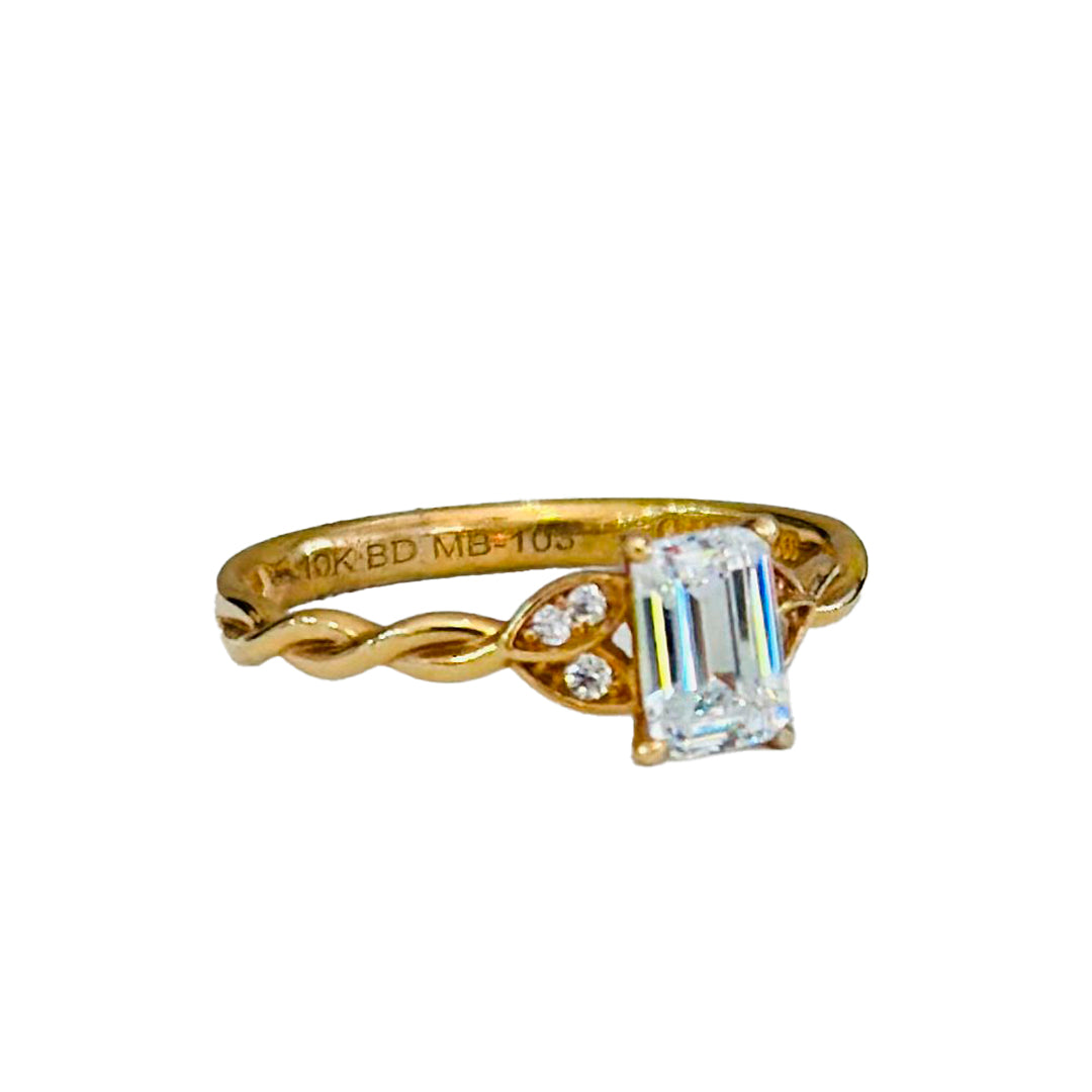 ANILLO TIPO COMPROMISO CORTE ESMERALDA CON LATERALES DE ORO DE 14K