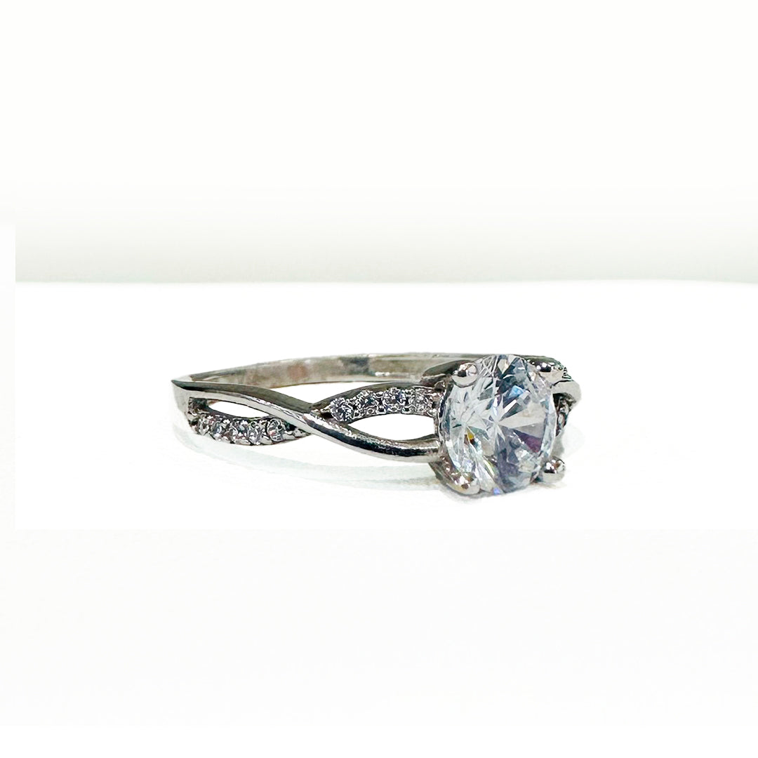 ANILLO TIPO COMPROMISO DE ZIRCONIA CON LATERALES EN ORO DE BLANCO DE 14K