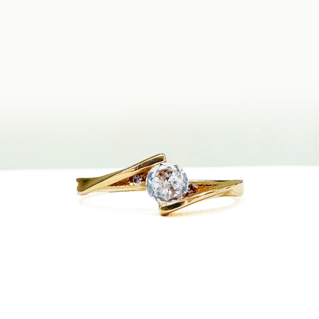 ANILLO TIPO COMPROMISO DE ZIRCONIA CON LATERALES PEQUEÑOS Y CUERPO TORCIDO DE ORO ROSA DE 14K