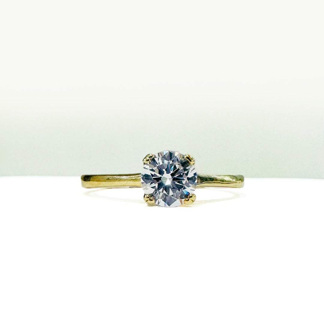 ANILLO TIPO COMPROMISO DE ZIRCONIA REDONDA DE ORO DE 10K