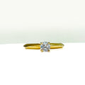 ANILLO TIPO COMPROMISO DE ZIRCONIA REDONDA DE ORO DE 14K