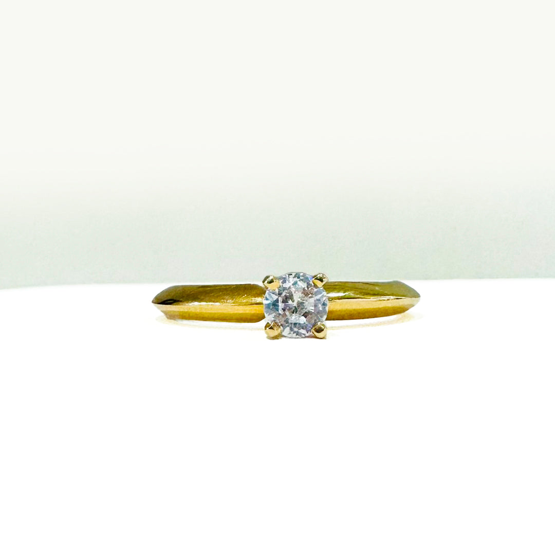 ANILLO TIPO COMPROMISO DE ZIRCONIA REDONDA DE ORO DE 14K