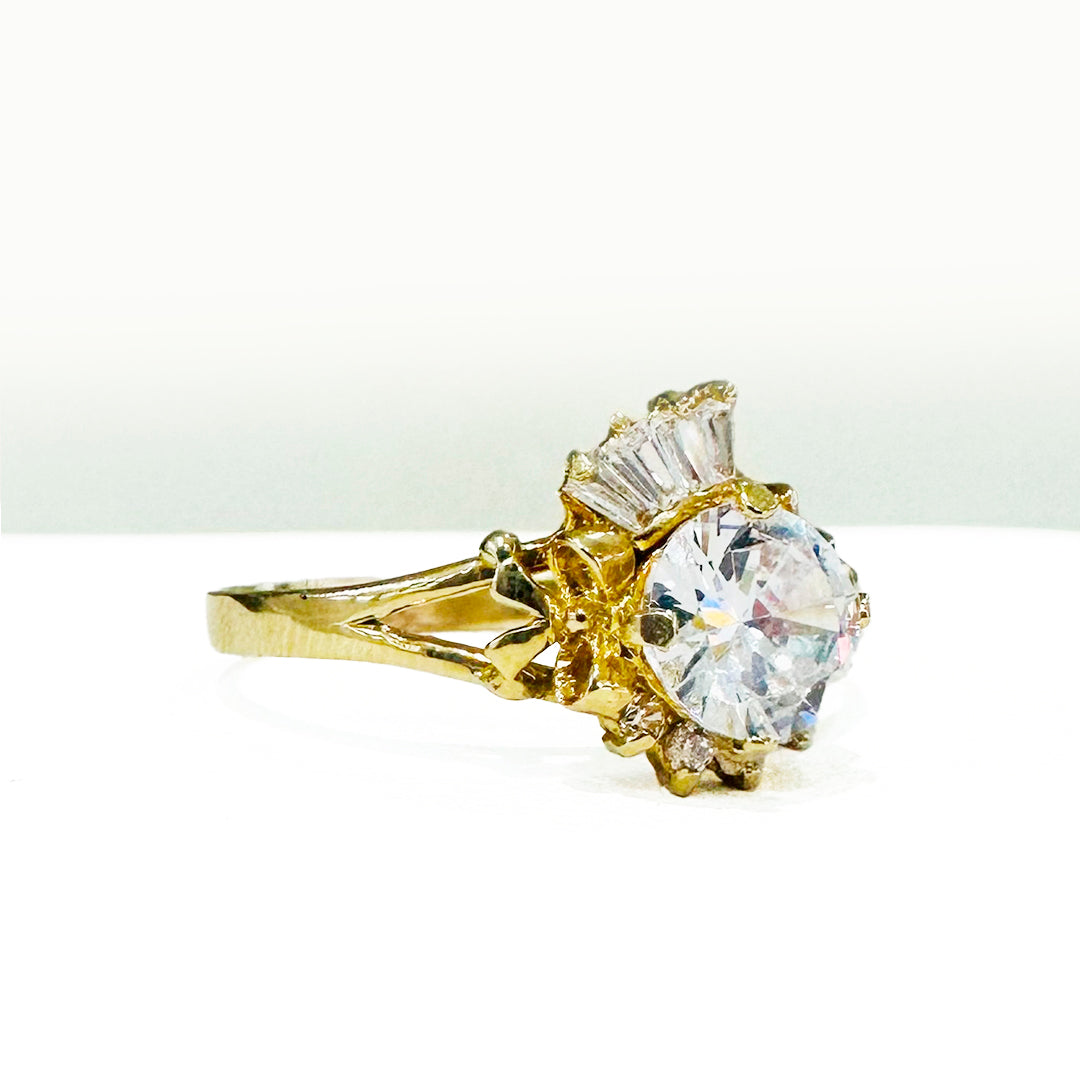 ANILLO TIPO COMPROMISO EN FORMA DE SOMBRERO DE ZIRCONIAS DE ORO DE 10K