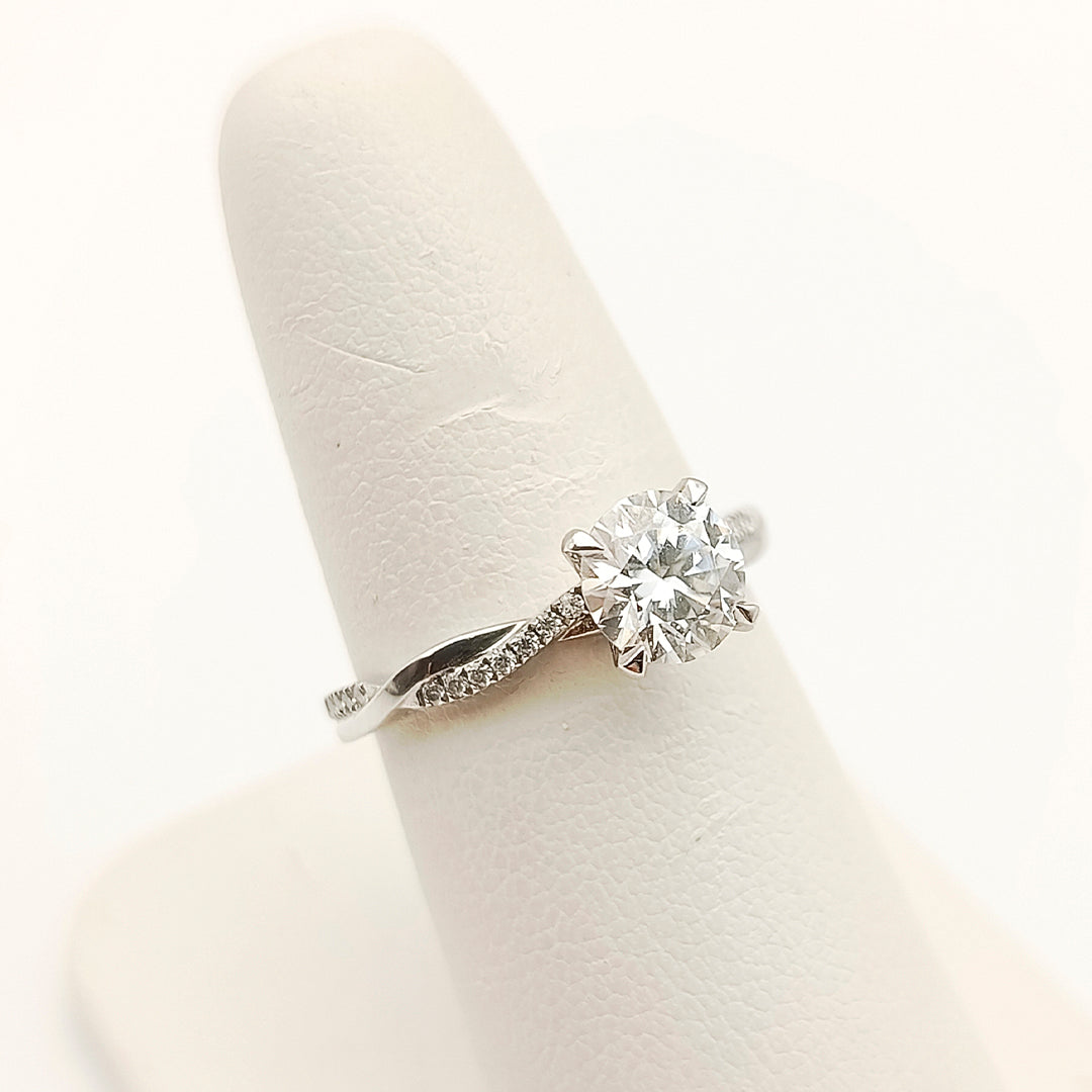 ANILLO TIPO COMPROMISO CON CUERPO ENREDADO DE ORO BLANCO DE 14K