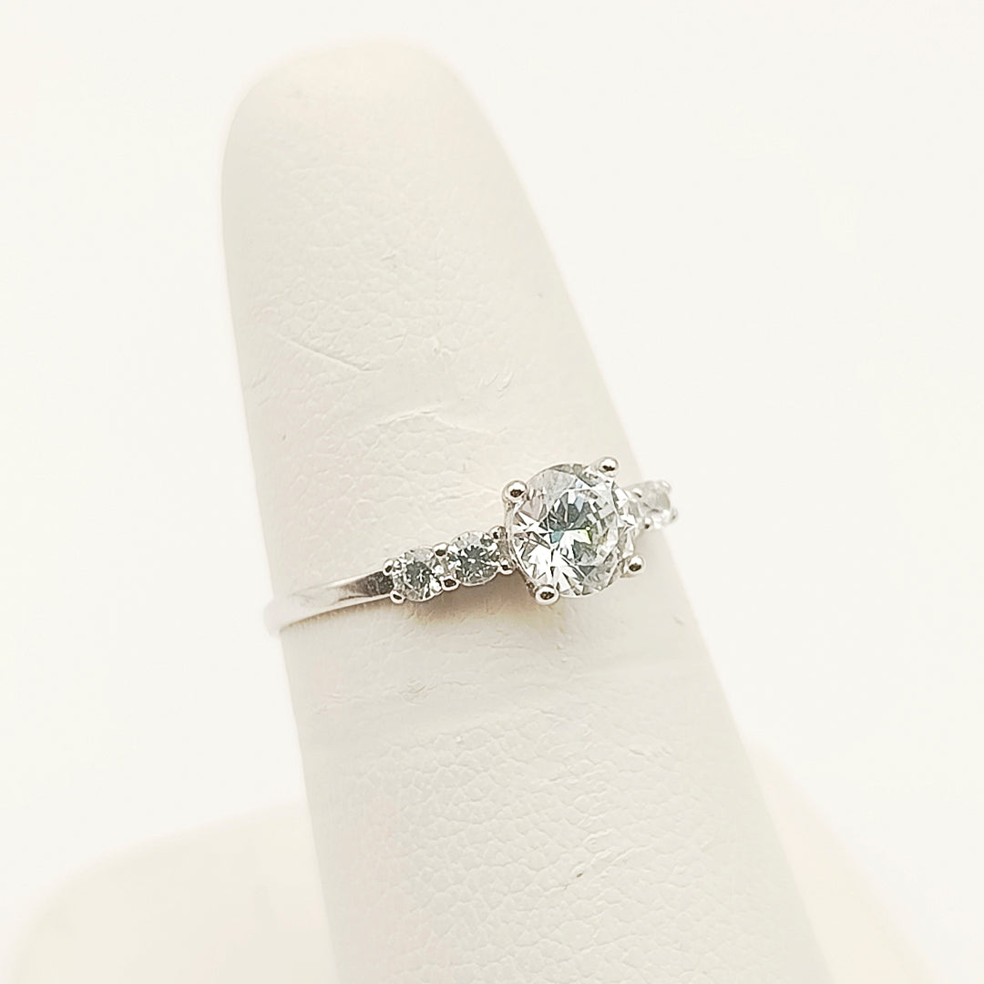 ANILLO TIPO COMPROMISO DE ZIRCONIA CON LATERALES DE ORO BLANCO DE 14K