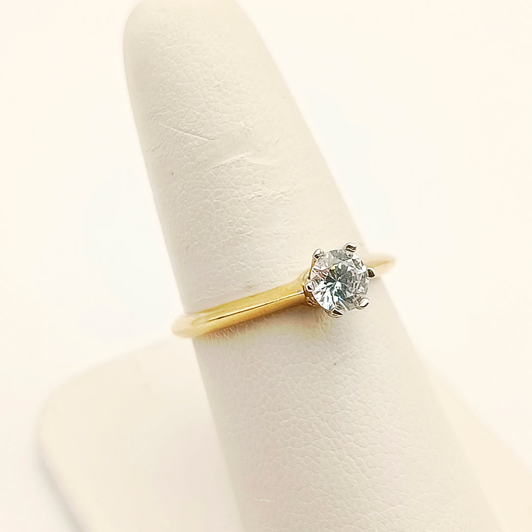 ANILLO TIPO COMPROMISO DE ZIRCONIA DE ORO DE 10K