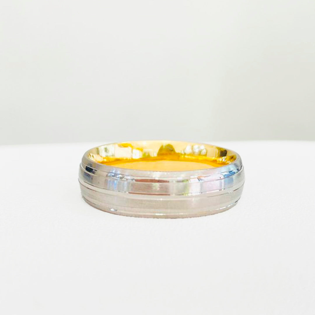 ARGOLLA HUECA DE MATRIMONIO DE DOS COLORES CON DISEÑO