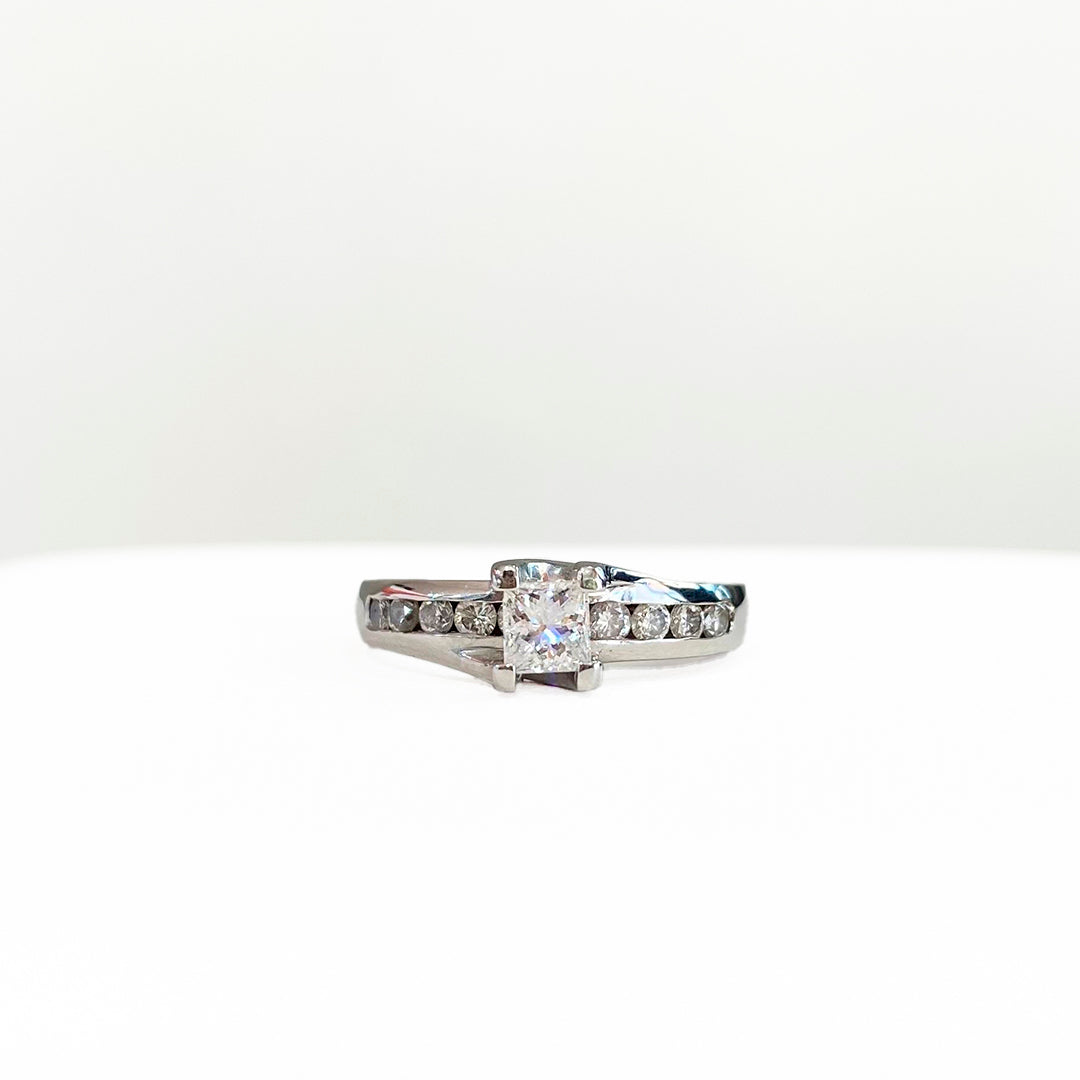 ANILLO CORTE PRINCESA CON LATERALES