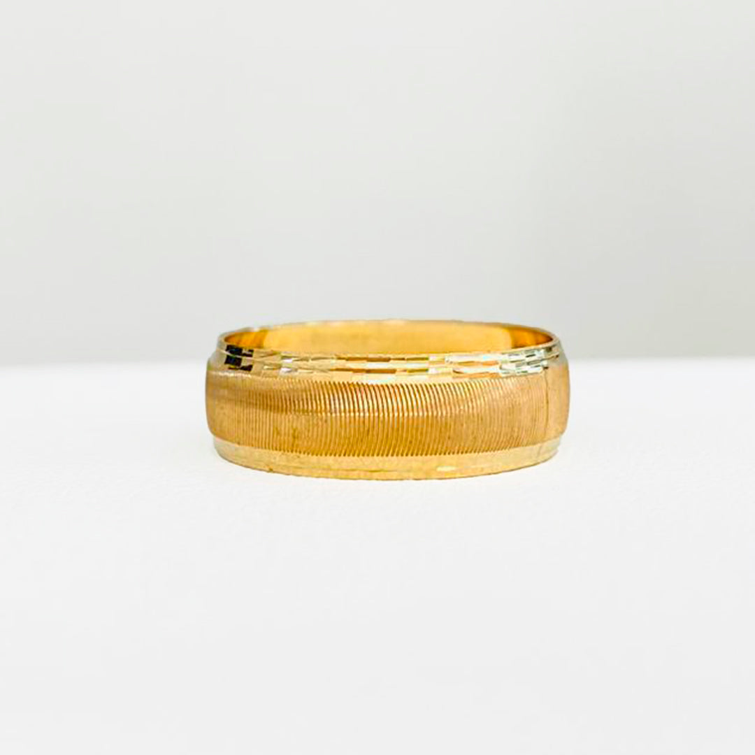 ARGOLLA HUECA DE MATRIMONIO ORO AMARILLO DE 10K CON DETALLE EN MEDIO 6MM