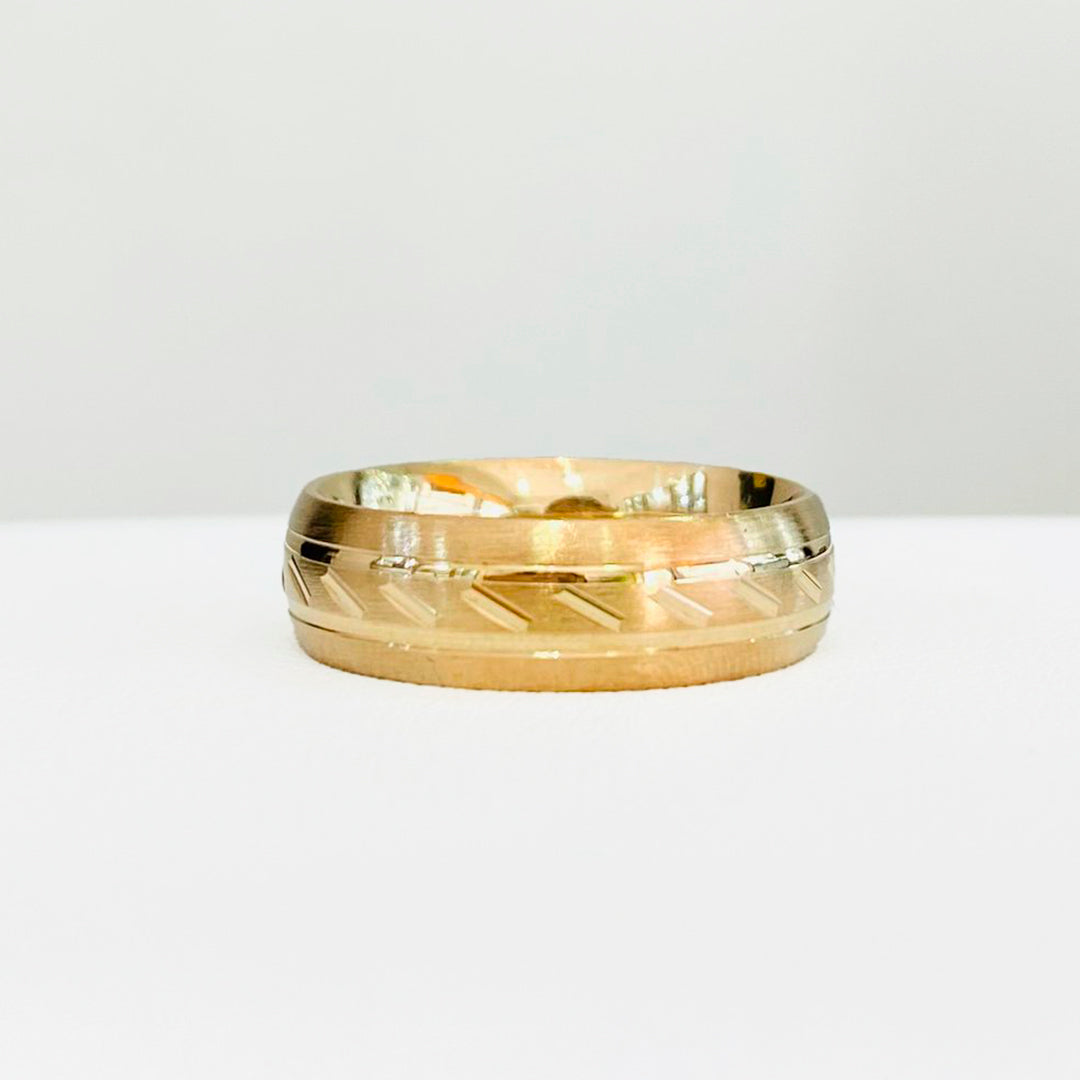 ARGOLLA HUECA DE MATRIMONIO ORO AMARILLO DE 10K CON DETALLES EN MEDIO